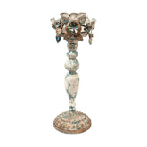 Fém virágokkal díszített gyertyatartó.